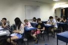 学英文首先要熟悉英文，最好的办法就是盲听盲学！