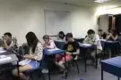 学英文首先要熟悉英文，最好的办法就是盲听盲学！
