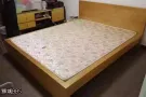 全新实木床和书桌低价出售