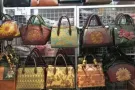 因为疫情的原因导致目前不可以开店 本店的包包钱包全部便宜出售 要的快快来……