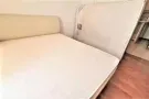 出售Queen size 双人皮床和床垫(两张）