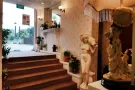 征美容师与按摩师