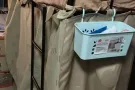 两套上下铺铁床跟两套单人床