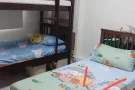 步行2min到牛车水地铁，女生床位出租，一个月仅$500（只剩下图片里画箭头的床位），随时入住。联系电话：9848095