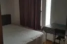 实龙岗地铁站商场5分钟，巴士站就在门口，半独立洋房，普通房出租一个人1200，空调家具齐全，水电费有自己的电表，每个礼拜