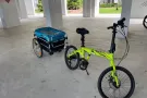 出一辆可折叠自行车带拉车