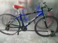公路自行车骨头是铝合金拿起来很轻