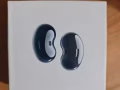 一个Galaxy Buds Live 黑色耳机和一个无线充电charger