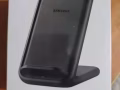 一个Galaxy Buds Live 黑色耳机和一个无线充电charger