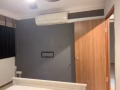 实龙岗大牌421九楼大房间出租,房间有特大窗户