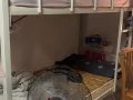 两套上下铺铁床跟两套单人床